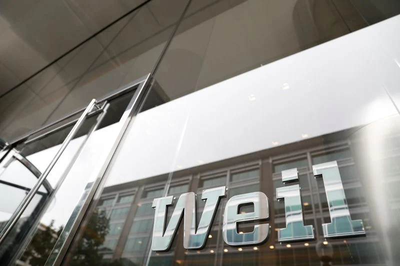 Weil, Gotshal & Manges weighs merger options after high-profile exits, Bloomberg reports