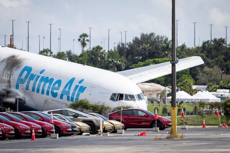 Evidence suggests pilots considered aborting landing in Miami cargo plane crash
